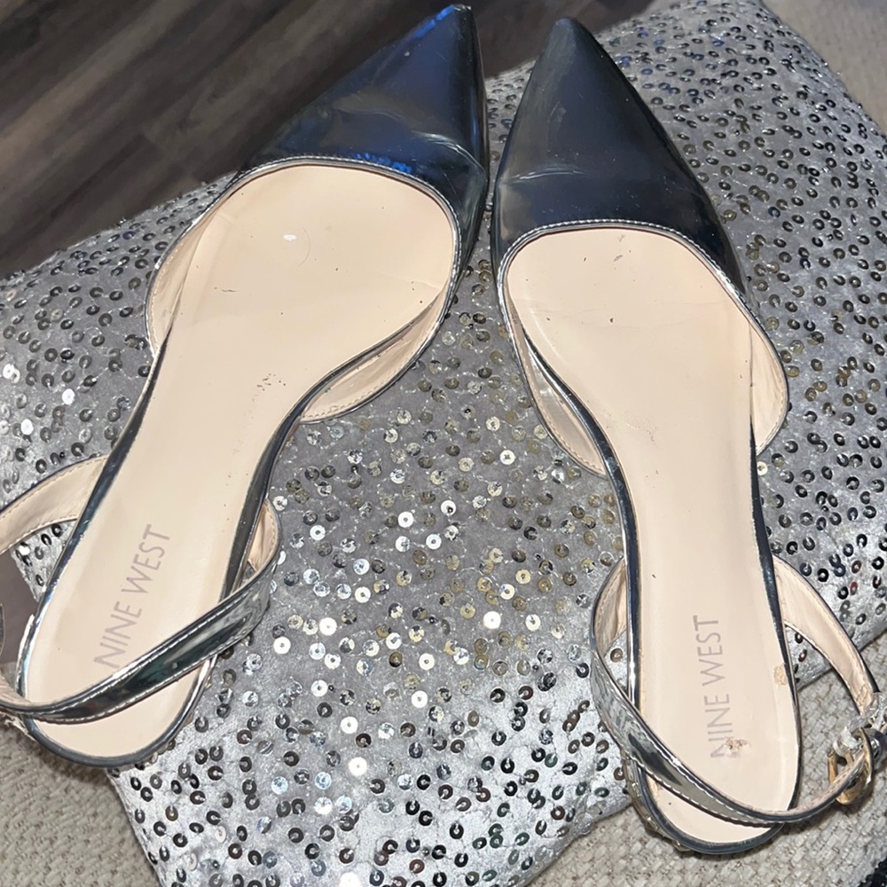 Silver nine W. sling back pointy silver shiny flats